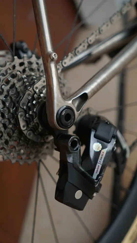 Primer plano del cassette y el cambio trasero de una bici