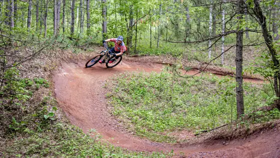 Ciclista tomando una curva en una pista de tierra